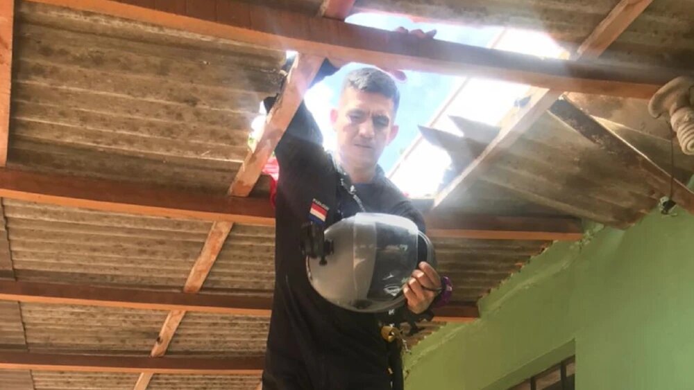 Paracaidista aterriza sobre el techo de una casa en Pedro Juan Caballero Paracaidista aterriza sobre el techo de una casa en Pedro Juan Caballero