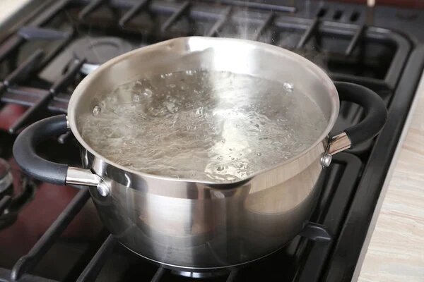 Karapaí: Niño de un año sufrió quemaduras con agua caliente en la cocina de su casa Karapaí: Niño de un año sufrió quemaduras con agua caliente en la cocina de su casa