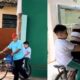 PJC: Sobre una bicicleta, abuelo busca a su nieto de la escuela y es viral