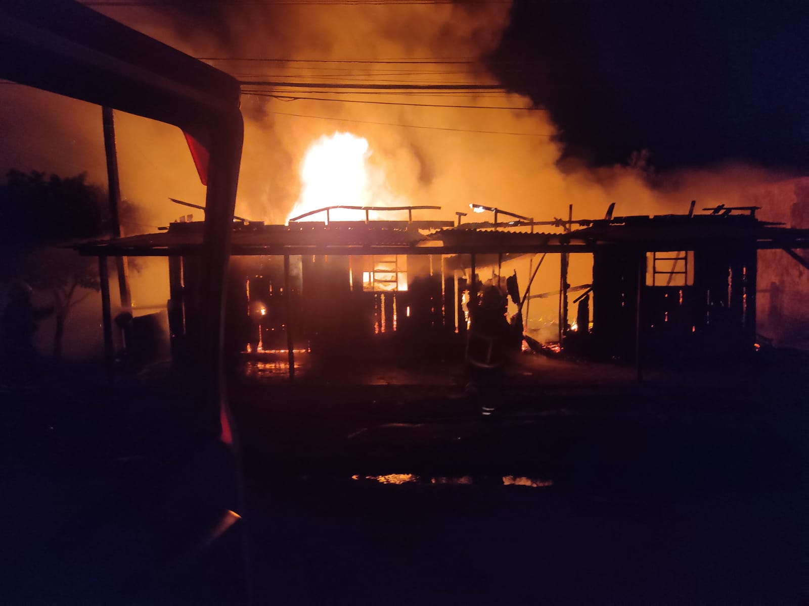 PJC: Gomería ardió totalmente en llamas PJC: Gomería ardió totalmente en llamas
