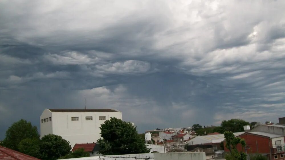 Meteorología advierte sobre ingreso de tormentas y frente frío desde este domingo