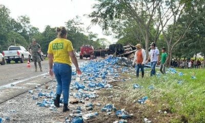 Camión que transportaba cervezas vuelca y conductor fallece