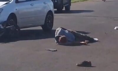 PJC: Ocupantes de una motocicleta fueron embestidos por un automóvil que intentó esquivar un camión