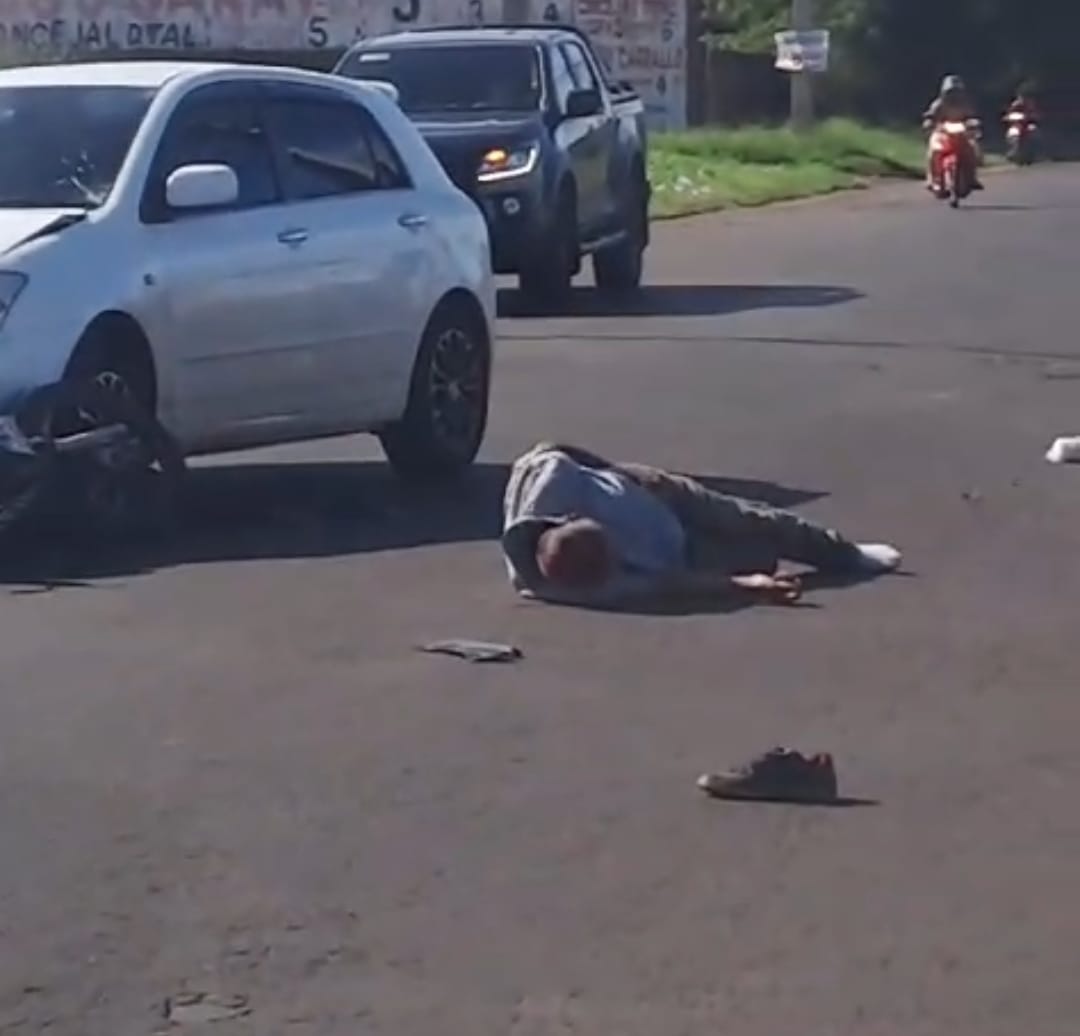 PJC: Ocupantes de una motocicleta fueron embestidos por un automóvil que intentó esquivar un camión PJC: Ocupantes de una motocicleta fueron embestidos por un automóvil que intentó esquivar un camión