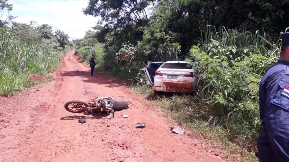 Zanja Pytá: Automovilista huye de control policial con auto robado y atropella una moto Zanja Pytá: Automovilista huye de control policial con auto robado y atropella una moto