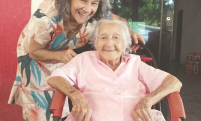 Leonora apagó su velita número 105