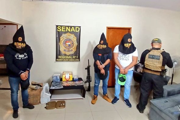 Tres detenidos con 25 paquetes de cocaína en Pedro Juan Caballero Tres detenidos con 25 paquetes de cocaína en Pedro Juan Caballero