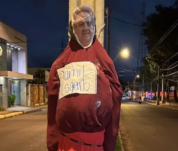 Queman muñeco de Yamil Esgaib en manifestación de estudiantes en Pedro Juan Caballero Queman muñeco de Yamil Esgaib en manifestación de estudiantes en Pedro Juan Caballero