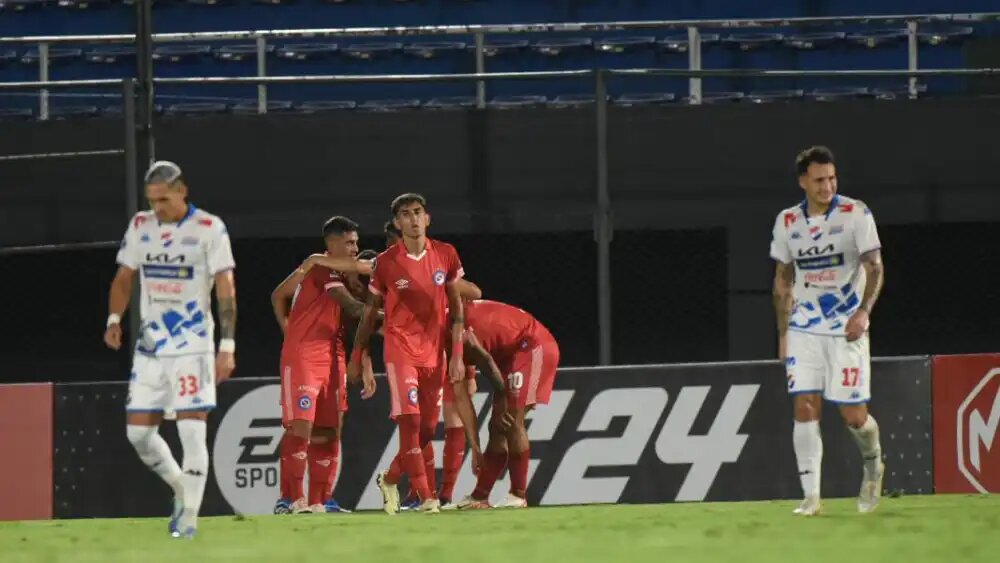 Nacional regala un tiempo y sufre dura derrota en debut de Bernay