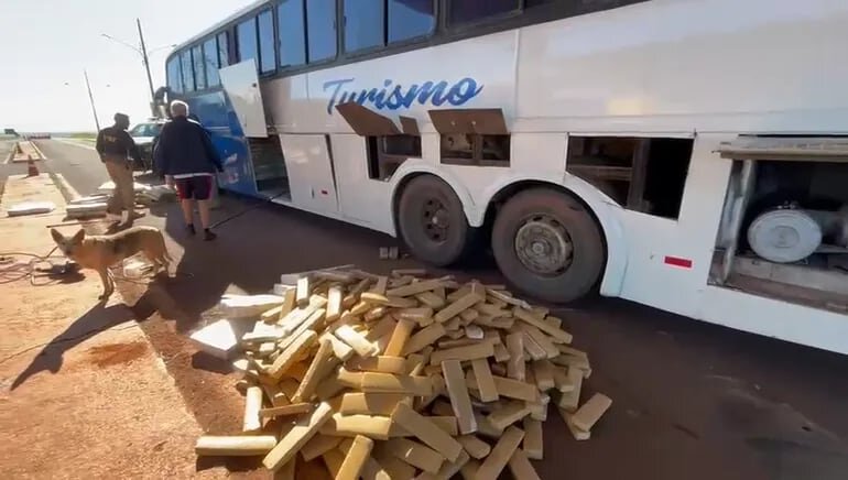 Ponta Porã: Bus que salió de Asunción rumbo a Florianópolis cae con una tonelada de droga Ponta Porã: Bus que salió de Asunción rumbo a Florianópolis cae con una tonelada de droga