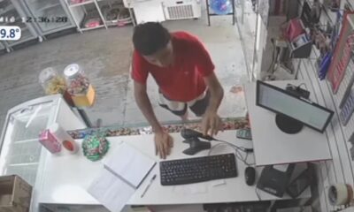 Madre entrega a su hijo luego de ser requerido por la Policía Nacional por asalto