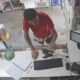 Madre entrega a su hijo luego de ser requerido por la Policía Nacional por asalto