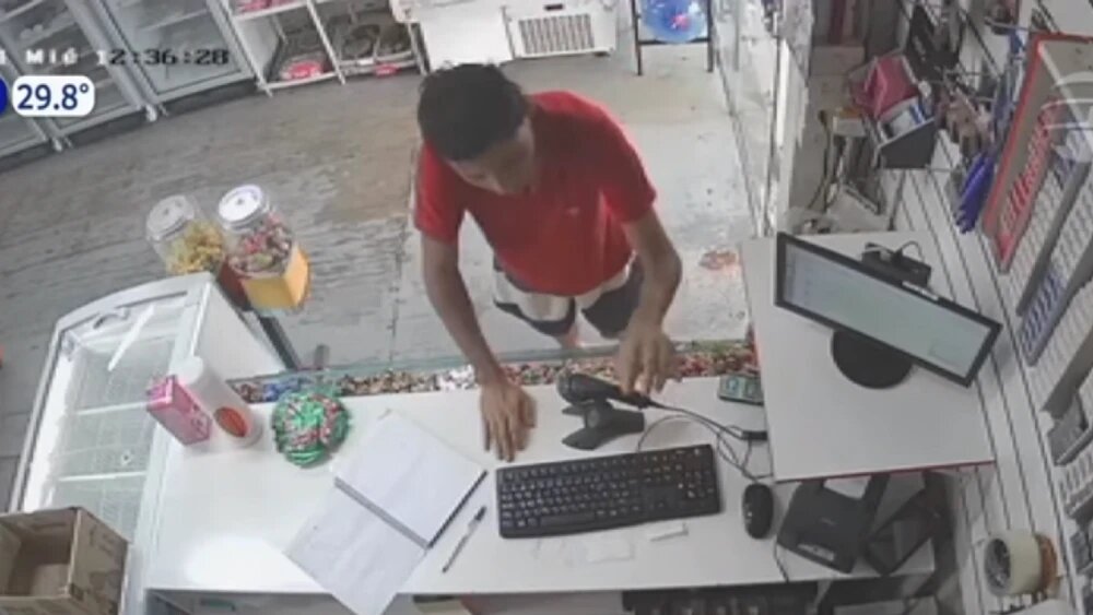 Madre entrega a su hijo luego de ser requerido por la Policía Nacional por asalto