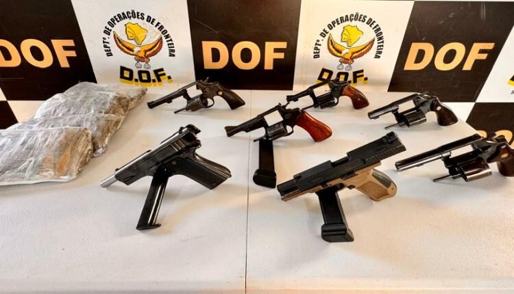 Mujer es detenida con drogas y 7 armas de diferentes calibres adheridas a su cuerpo en Ponta Porã Mujer es detenida con drogas y 7 armas de diferentes calibres adheridas a su cuerpo en Ponta Porã