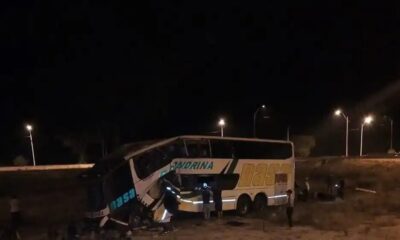 Brutal choque de bus en rotonda de la Transchaco deja fallecidos y varios heridos