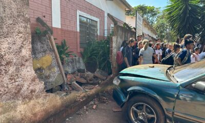 PJC: Automovilista perdió el control, chocó por un motociclista y por la muralla de una escuela