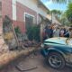 PJC: Automovilista perdió el control, chocó por un motociclista y por la muralla de una escuela