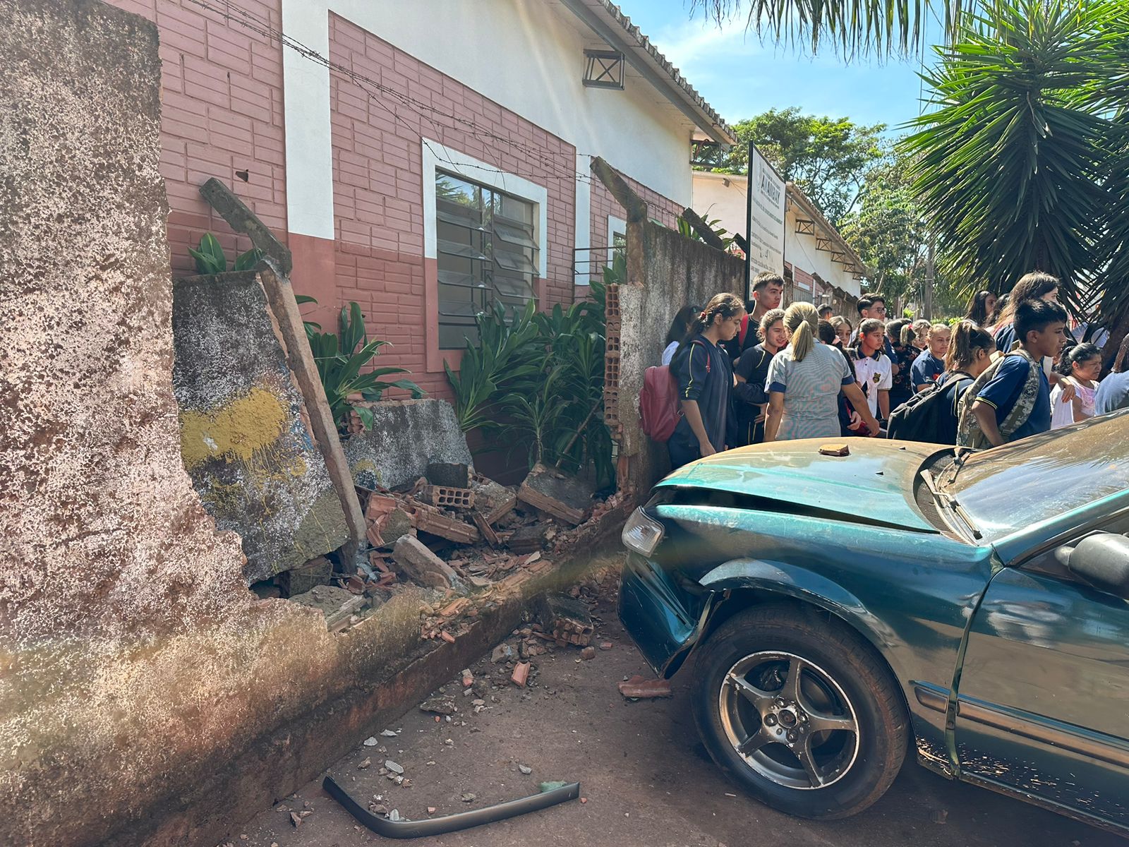 PJC: Automovilista perdió el control, chocó por un motociclista y por la muralla de una escuela PJC: Automovilista perdió el control, chocó por un motociclista y por la muralla de una escuela