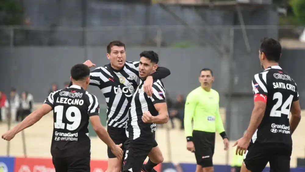 Libertad gana y sigue soñando con el título