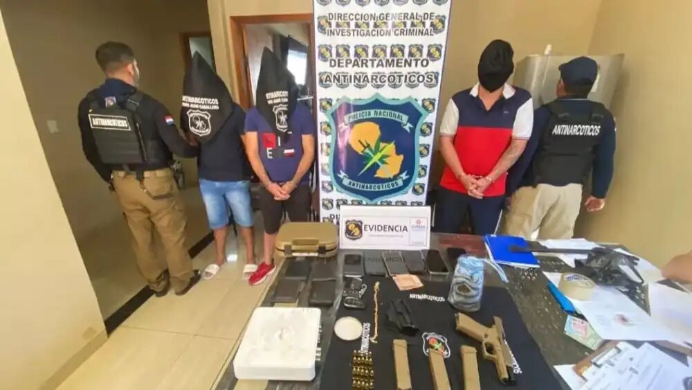 Tres personas quedaron detenidas en PJC con armas y drogas Tres personas quedaron detenidas en PJC con armas y drogas