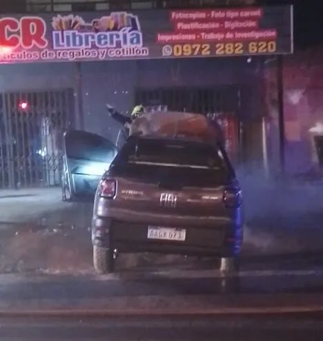 PJC: Hombre quema intencionalmente camioneta estacionada en la vereda PJC: Hombre quema intencionalmente camioneta estacionada en la vereda