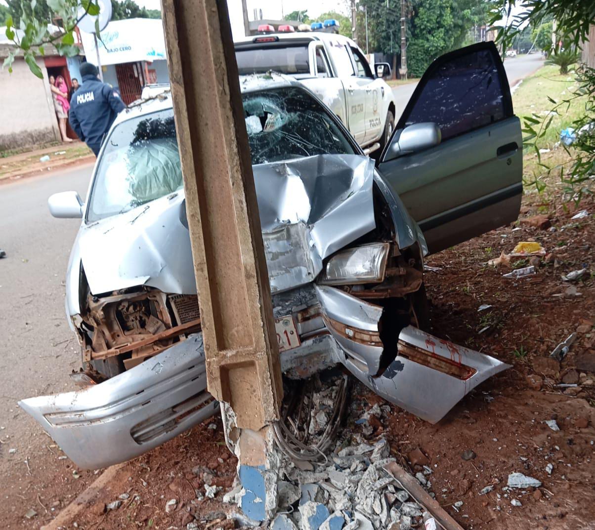 PJC: Automovilista chocó contra una columna de la ANDE en el barrio Bernardino Caballero PJC: Automovilista chocó contra una columna de la ANDE en el barrio Bernardino Caballero