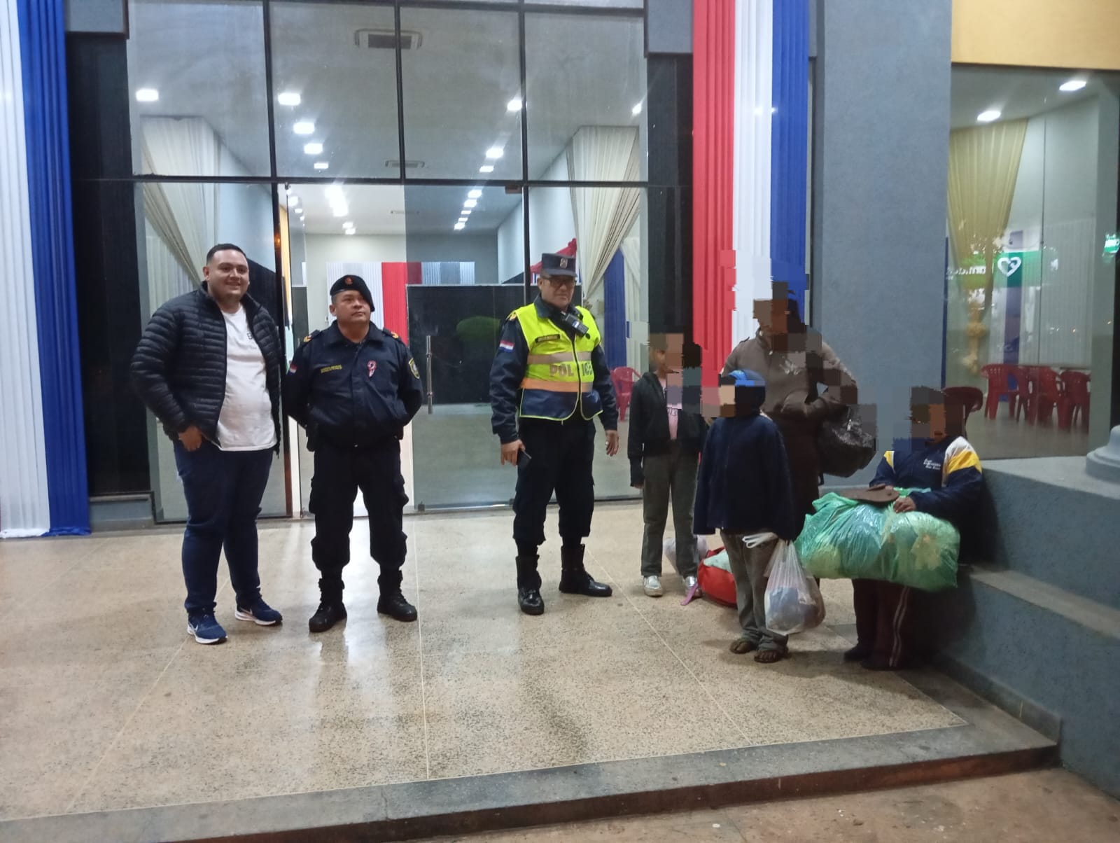 Policía traslada a una mujer y sus tres hijos a albergue de la Gobernación de Amambay Policía traslada a una mujer y sus tres hijos a albergue de la Gobernación de Amambay