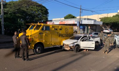 PJC: Transportador de caudales y camioneta protagonizan choque en la vía pública