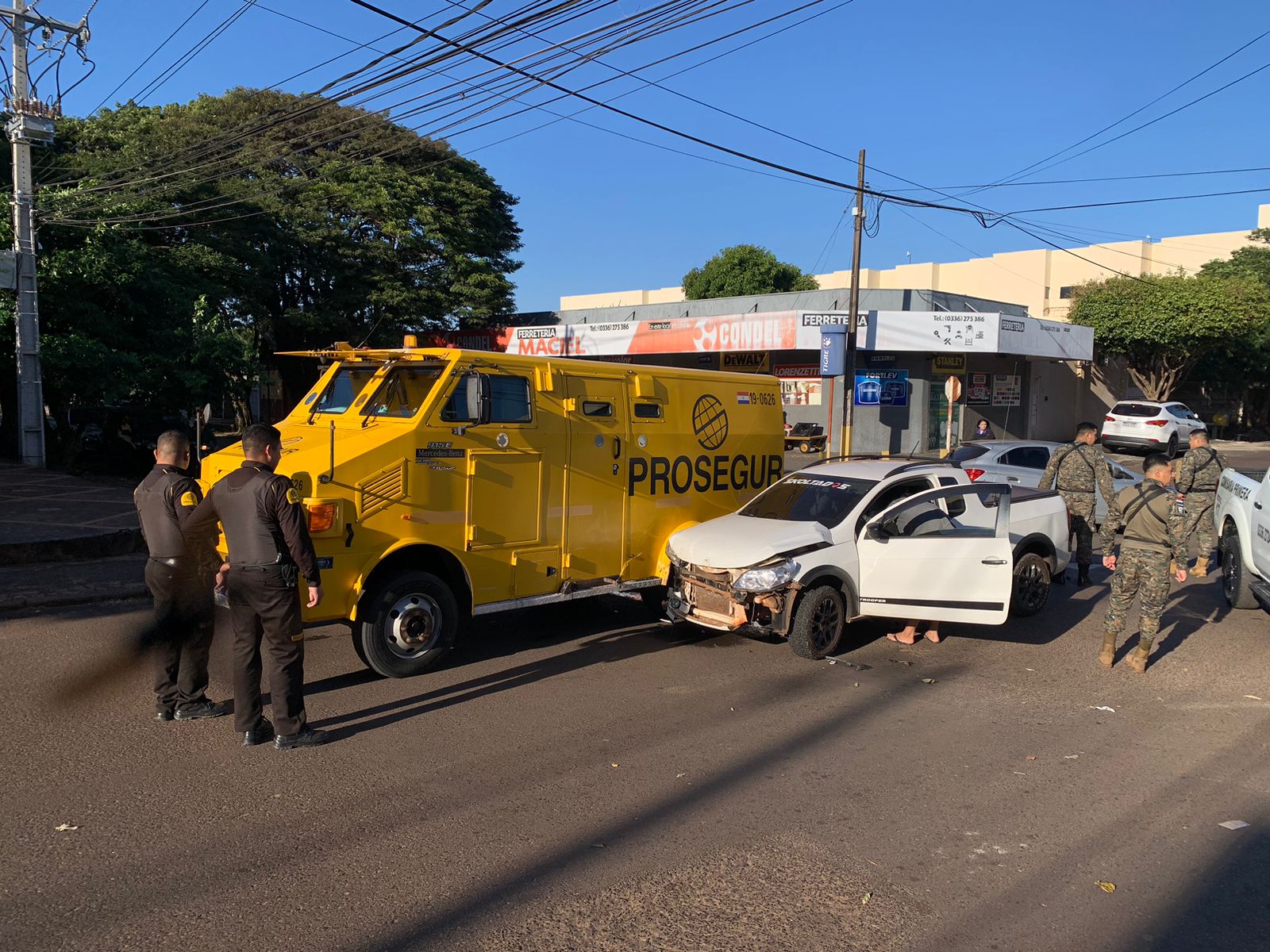 PJC: Transportador de caudales y camioneta protagonizan choque en la vía pública PJC: Transportador de caudales y camioneta protagonizan choque en la vía pública