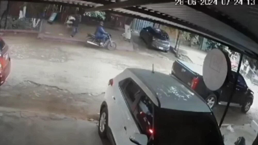 En un minuto: Motochorros se llevan G. 120 millones de un comercio de Caaguazú