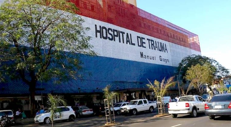 Bus con 12 chicos a bordo choca con camión: 2 muertos y un herido en terapia intensiva