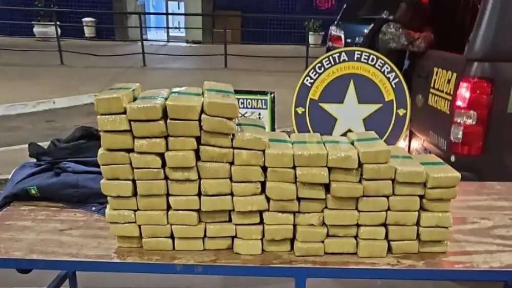 Incautan 366 kilos de marihuana arrojados desde el Puente de la Amistad
