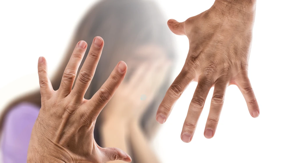 Detienen a un hombre que intentó estrangular a su pareja que se negó a prostituirse