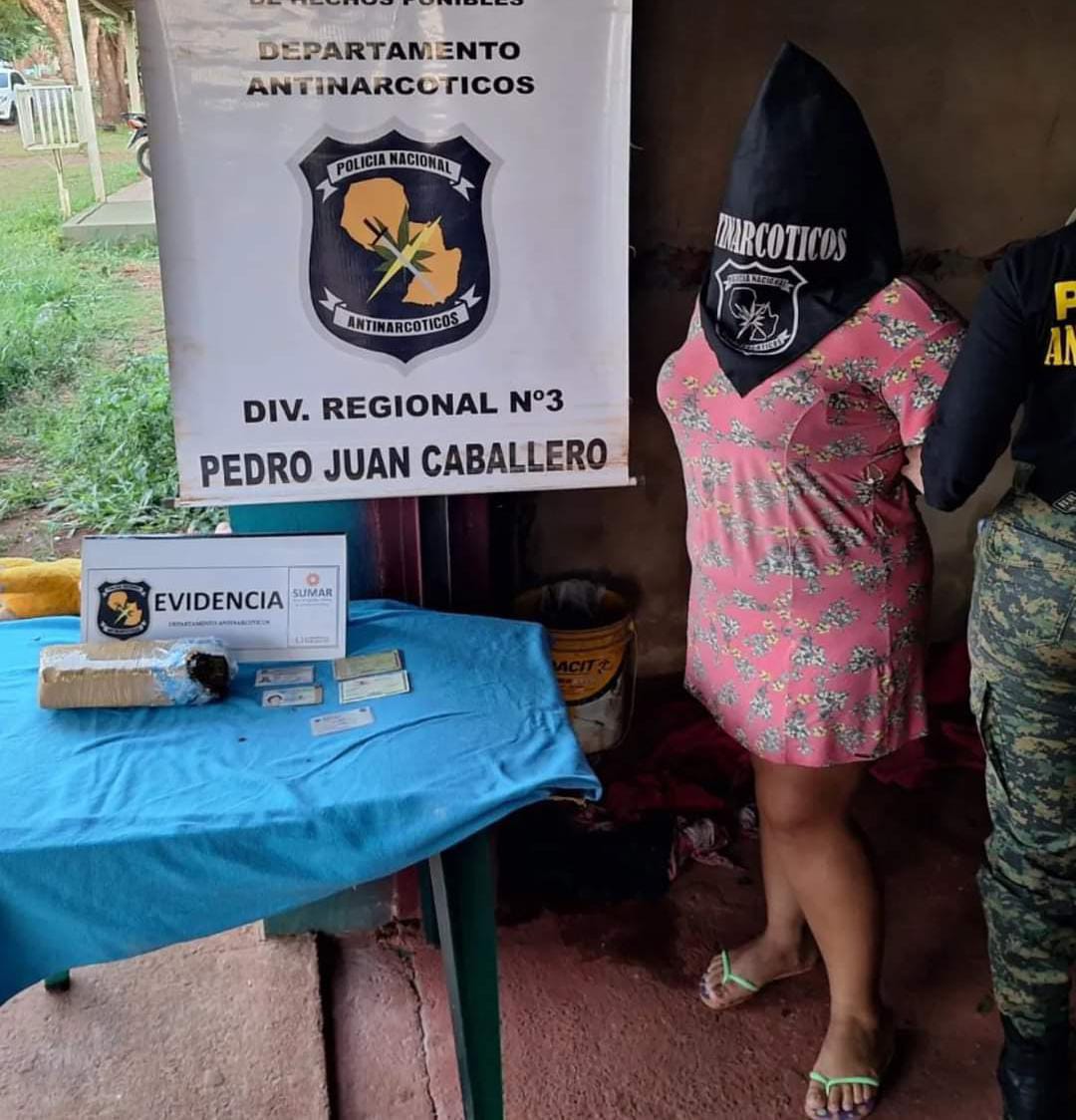 PJC: Antinarcóticos detiene a una mujer con un paquete de marihuana durante allanamiento PJC: Antinarcóticos detiene a una mujer con un paquete de marihuana durante allanamiento