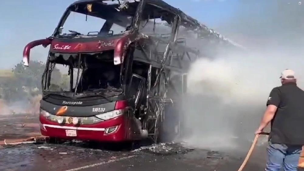 Ómnibus paraguayo con 30 pasajeros arde en llamas en Brasil Ómnibus paraguayo con 30 pasajeros arde en llamas en Brasil