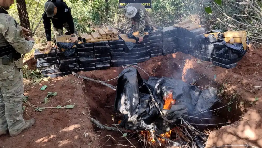 Video: Encuentran más de 2.000 kilos de marihuana prensada oculta bajo tierra Video: Encuentran más de 2.000 kilos de marihuana prensada oculta bajo tierra