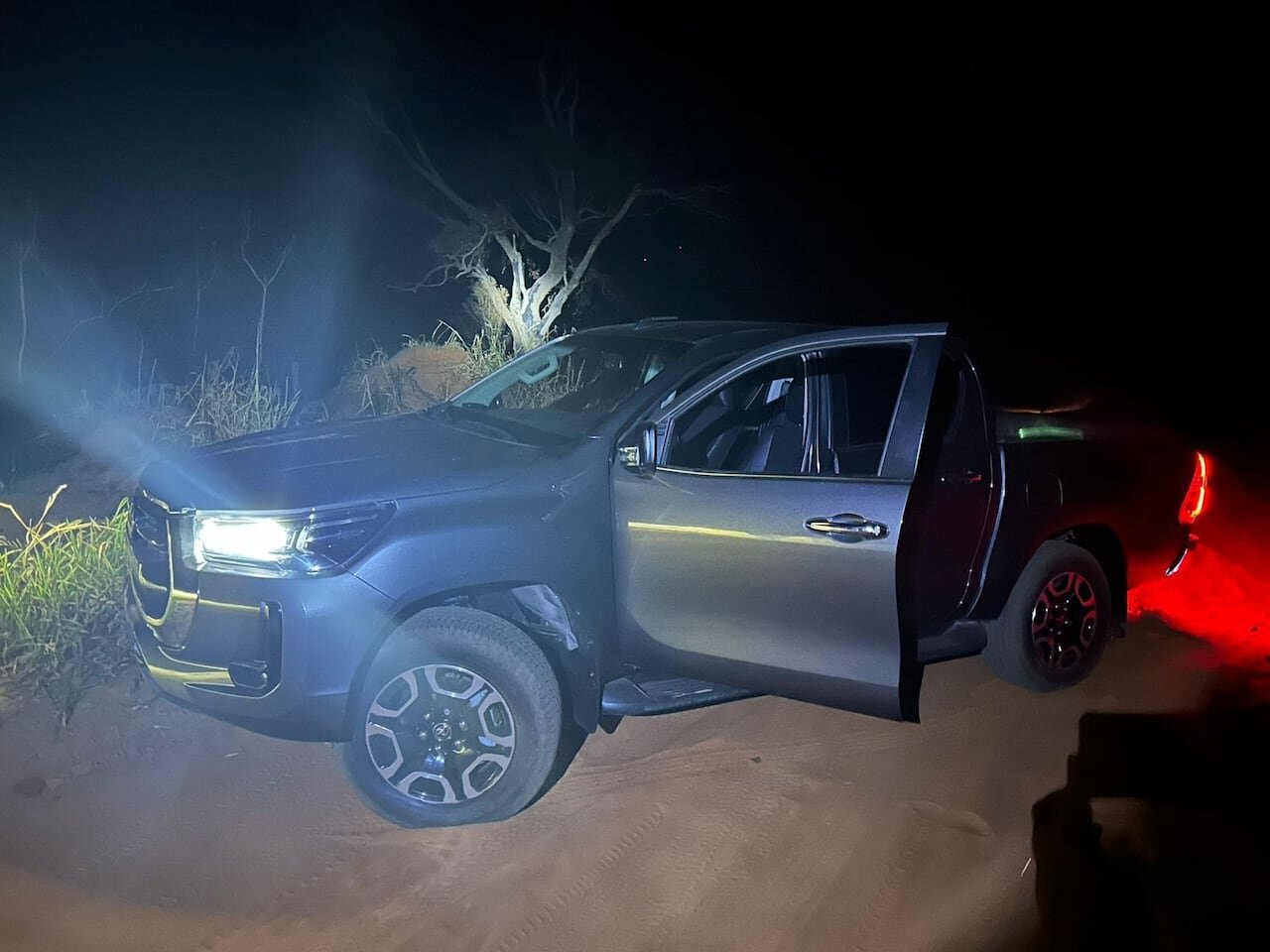Ladrón abandona camioneta con el motor en marcha y zafa de la Policía
