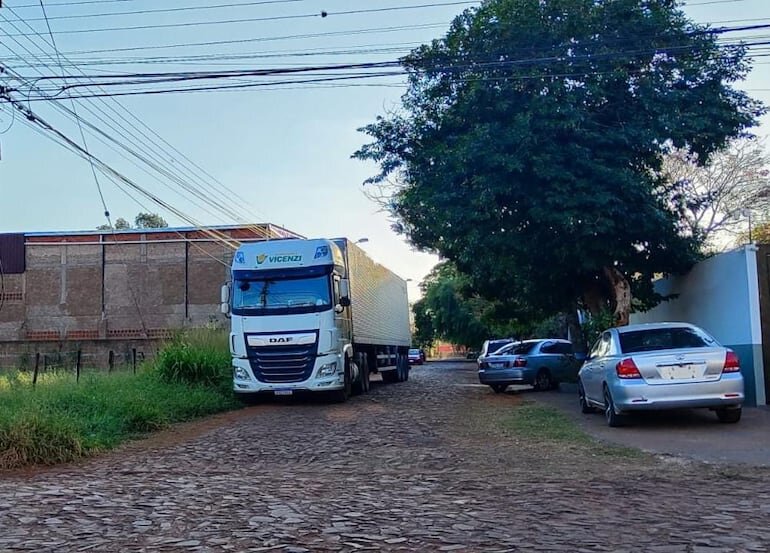 Incautan camión cargado con productos presumiblemente de contrabando en Pedro Juan Caballero Incautan camión cargado con productos presumiblemente de contrabando en Pedro Juan Caballero