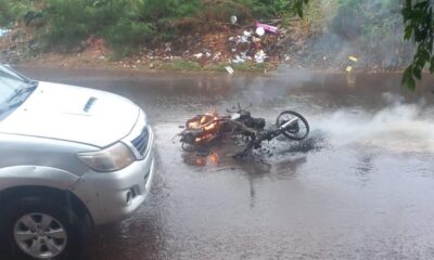 PJC: Motocicleta ardió en llamas en la vía pública del barrio General Genes