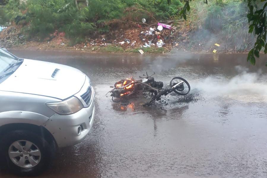 PJC: Motocicleta ardió en llamas en la vía pública del barrio General Genes PJC: Motocicleta ardió en llamas en la vía pública del barrio General Genes