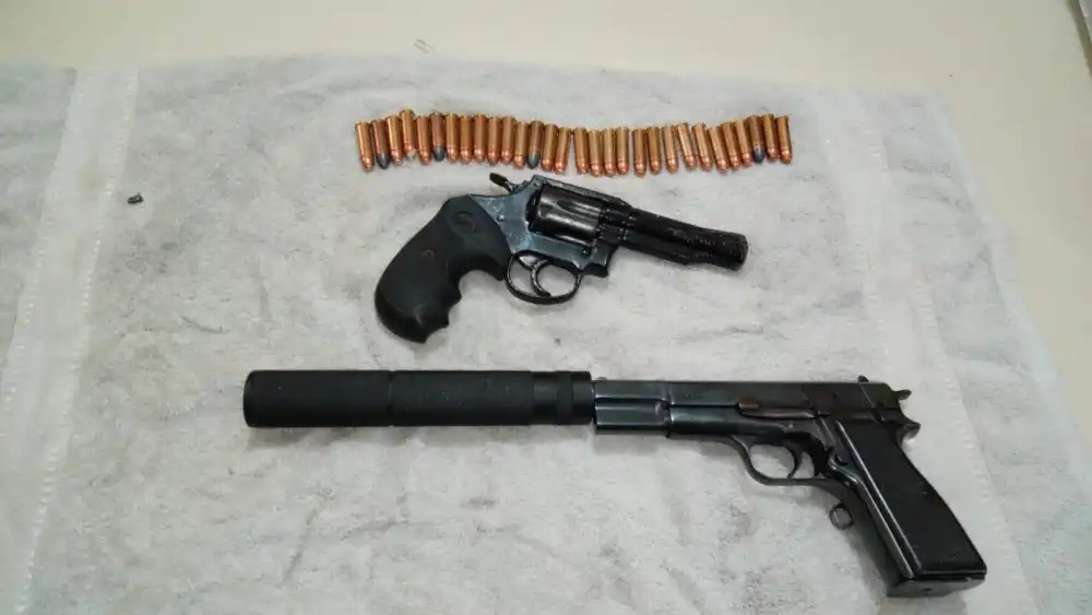 Pistola con silenciador y un revólver hallados en la celda de un miembro del PCC en cárcel de Coronel Oviedo
