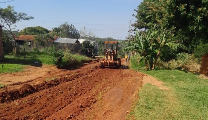 Mantenimiento de caminos vecinales beneficia a familias de comunidades del Amambay Mantenimiento de caminos vecinales beneficia a familias de comunidades del Amambay