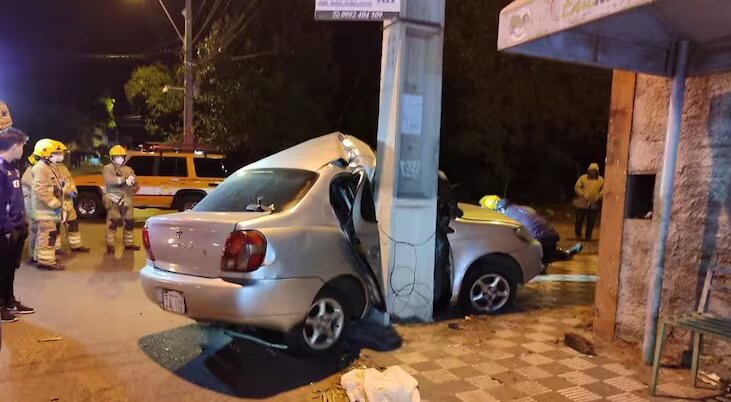 Conductor muere al chocar contra una columna en Lambaré