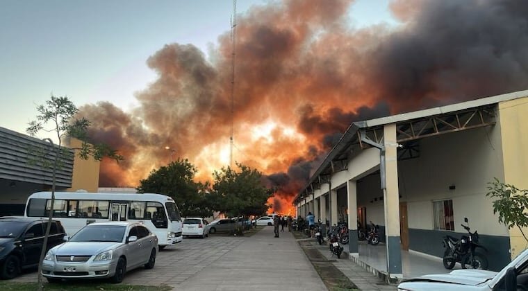Incendio de gran magnitud en zona de la Costanera Norte: al menos 30 casas afectadas