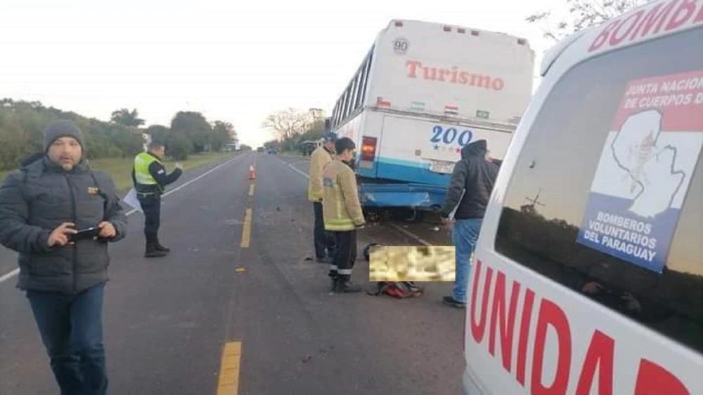 Un hombre muere al chocar contra un ómnibus descompuesto sobre la ruta PY01 en San Ignacio
