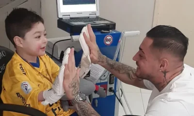 Lindo gesto de Jean con niño que está conectado a corazón artificial