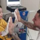 Lindo gesto de Jean con niño que está conectado a corazón artificial