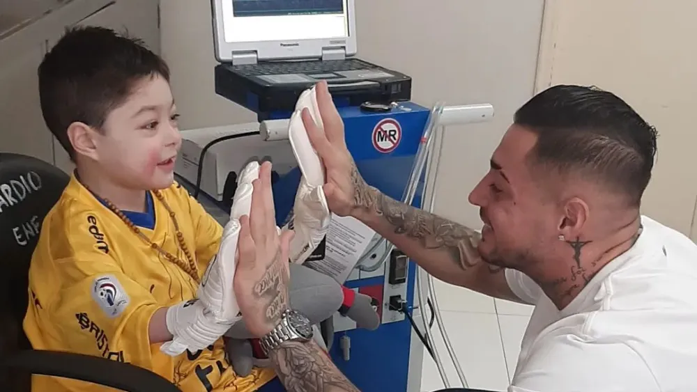 Lindo gesto de Jean con niño que está conectado a corazón artificial