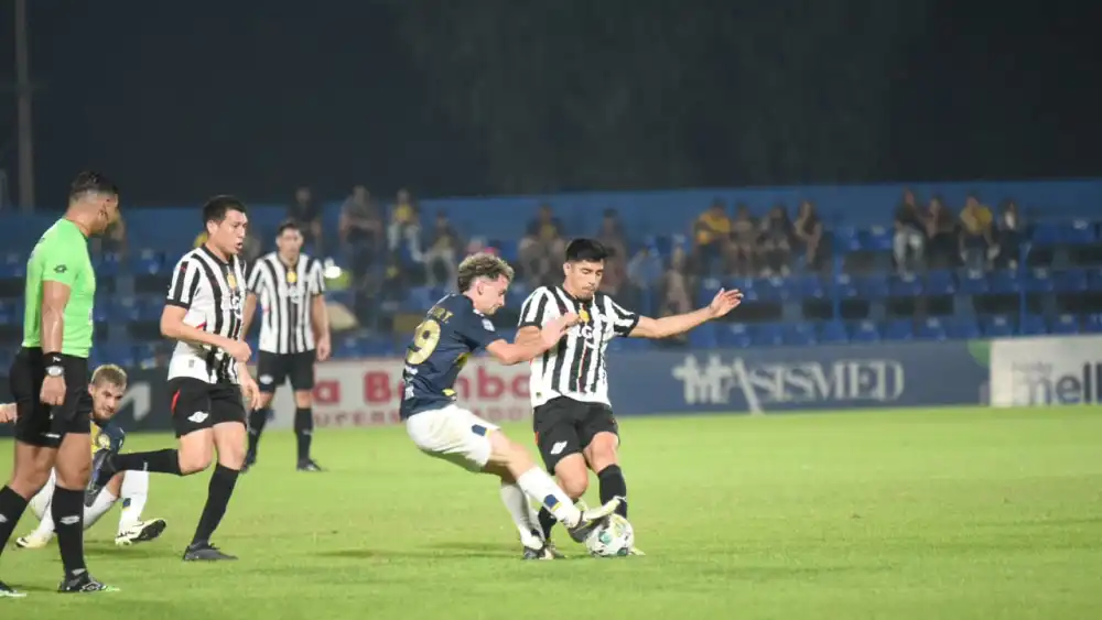 Libertad rescata un agónico empate frente a Tinidense