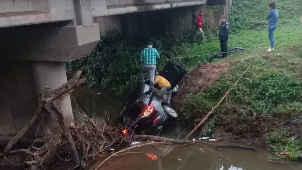 Médico sobrevive tras caer con su vehículo a un arroyo en Paraguarí